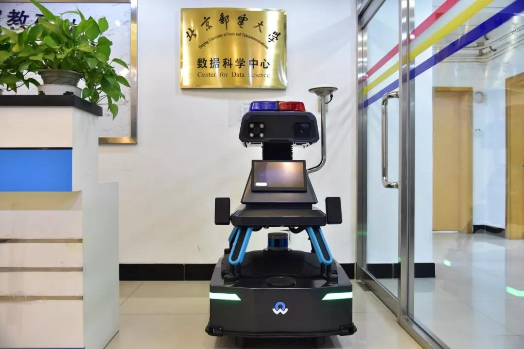 攻關(guān)校園安防智能機(jī)器人“北郵一號”正式亮相